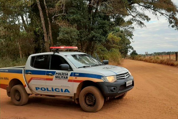 Homem com 2 mandados de prisão tenta fugir pulando muros, mas acaba preso em Patos de Minas