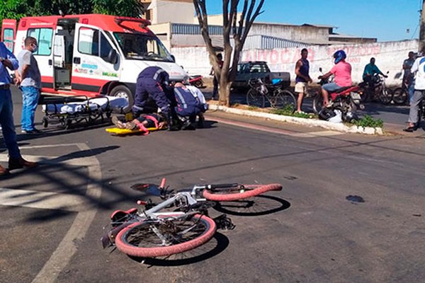 Ciclista fica gravemente ferido depois de avançar parada e bater em motocicleta em Patos de Minas