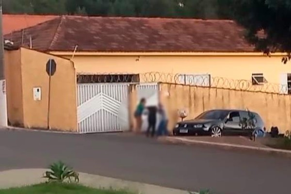Após “conversa fiada”, mãe e filha são flagradas agredindo adolescente em Rio Paranaíba; veja