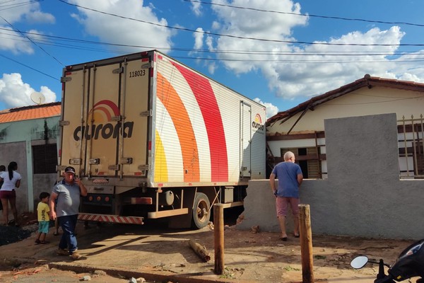 Caminhão perde freio e invade casa no bairro Nova Floresta em Patos de Minas