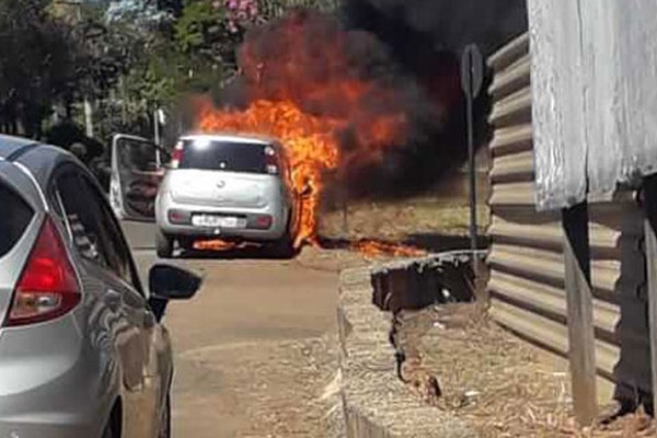 Fogo destrói carro e queima mão de motorista que transitava com a sobrinha em Patos de Minas; Veja