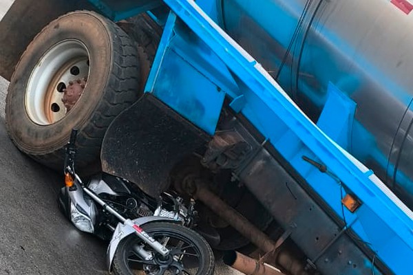 Motocicleta vai parar debaixo de caminhão e condutor fica ferido em acidente no bairro Planalto; veja