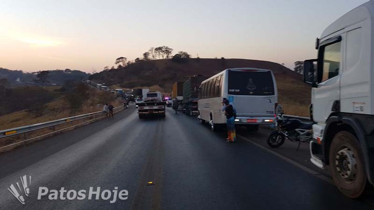 Caminhão que transportava tomates tomba na BR 251