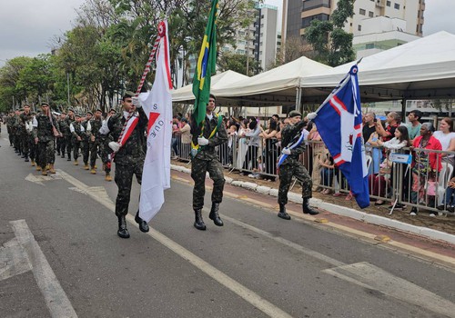Patos de Minas comemora o Dia da Independência com solenidade cívica e desfile na avenida Getúlio Vargas