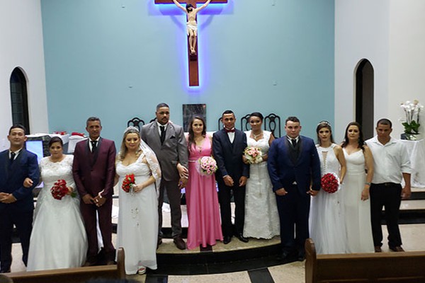 Paróquia celebra casamento comunitário e realiza sonho de vários casais em Patos de Minas