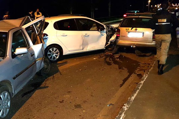 Motorista de veículo locado bate em dois carros que estavam estacionados na avenida Marabá