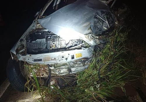 Homem morre e mulher fica ferida em acidente envolvendo dois caminhões e um carro na BR365