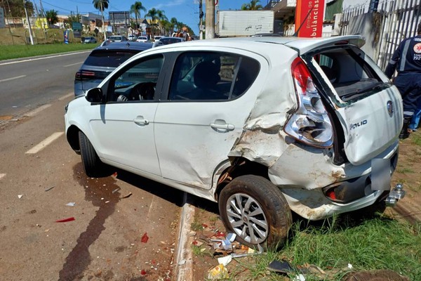 Motorista no celular causa engavetamento na avenida Marabá e foge a pé deixando veículos para trás