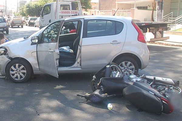 Motociclista fica ferido no Centro de Patos de Minas após motorista ser prejudicada por ponto cego