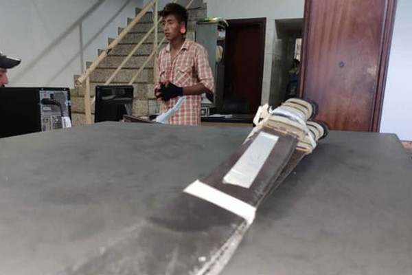 Boliviano acaba na delegacia por fazer malabarismo com facões no Centro de Patos de Minas 
