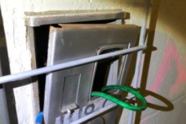 Homem é preso em flagrante após arrombar padrão de energia e tentar cortar fiação com faca