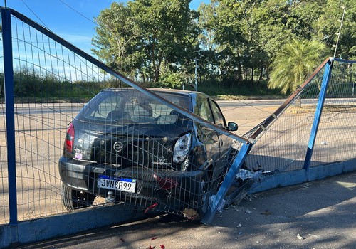 Motorista perde controle, derruba poste e atinge grade da PRF em Patos de Minas
