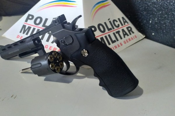 PM aborda indivíduos com simulacro de arma e evita roubo de R$18 mil em Patos de Minas