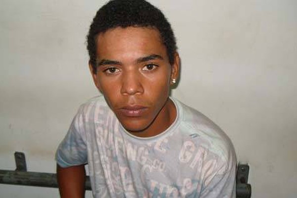 Jovem tenta se esconder, mas acaba preso por tráfico em Carmo do Paranaíba