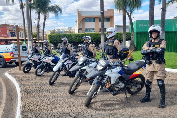 Polícia Militar remove 9 veículos e registra mais de 100 infrações durante operação, em Patos de Minas