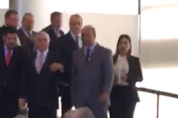 Prefeito José Eustáquio vai a Brasília pedir recursos e desce rampa com Presidente Temer  