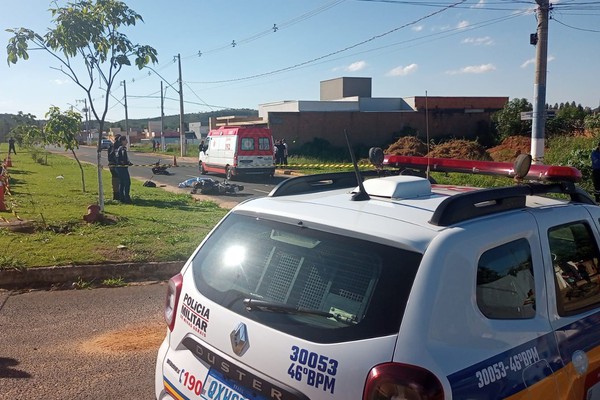 Mulher de 44 anos morre após grave acidente entre duas motocicletas em Patrocínio