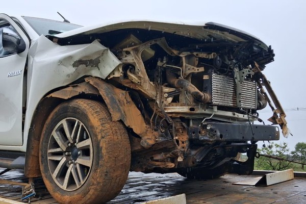 Motorista de caminhonete tenta entrar em estrada vicinal e é atingido por carro na MG 235