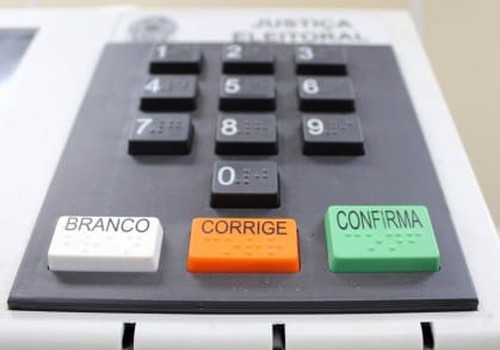 Urna eletrônica tem tecla colada com cola instantânea e precisa ser substituída em Patos de Minas