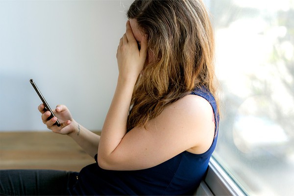 Homem que enviou mensagens com conteúdo sexual é condenado por importunação contra adolescente em MG