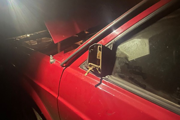 Homem quebra carro de homem que dançou com sua mulher e agride policiais em São Gonçalo do Abaeté