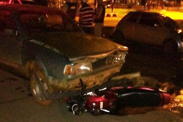 Motociclista sofre fratura exposta em colisão com veículo no centro de Presidente Olegário