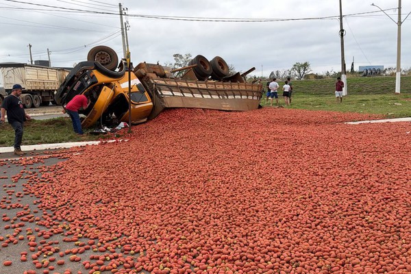 Caminhão carregado com tomates tomba e para com as rodas para cima em Patos de Minas; não houve feridos