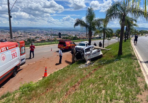 Carro sai da pista na Av. Marabá, derruba poste e vai parar em árvore; mãe e filha ficaram feridas