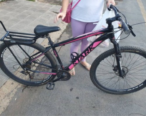 Homem furta bicicleta com sacolas de compras no centro de Patos de Minas e é preso em flagrante