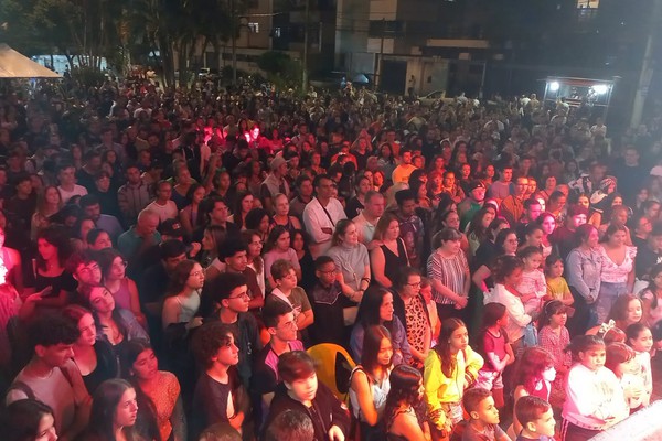 Público lota a Praça do Fórum para assistir às dezenas de apresentações das academias de dança; ao vivo