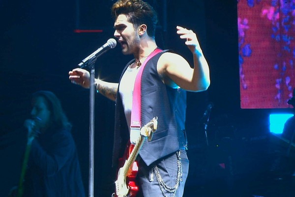 Sem parar, Luan Santana faz público jogar os braços para o alto em "Chuva de Arroz"; veja ao vivo