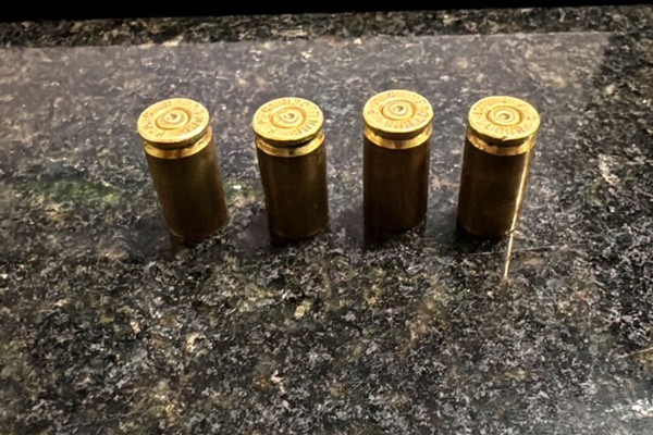 Jovem atira para o alto após se envolver em confusão e foge da polícia pulando muros em Patos de Minas