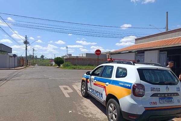 Homem furta carnes da casa da madrasta enquanto ela levava o filho com deficiência ao médico