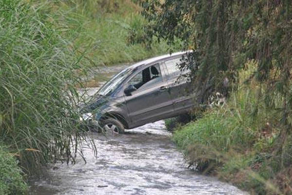 Motorista perde o controle na Fátima Porto e cai dentro do Córrego do Monjolo