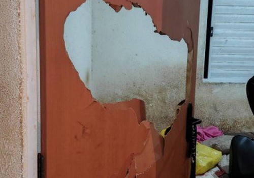 Homem é preso por violar medida protetiva e agredir ex-companheira, empurrando-a contra porta