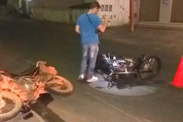Motociclista avança parada, bate em outro motociclista e os dois ficam feridos em Patos de Minas