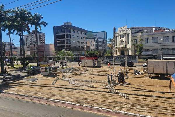Começa montagem da Fenapraça e prefeitura anuncia show de Roberta Miranda na programação
