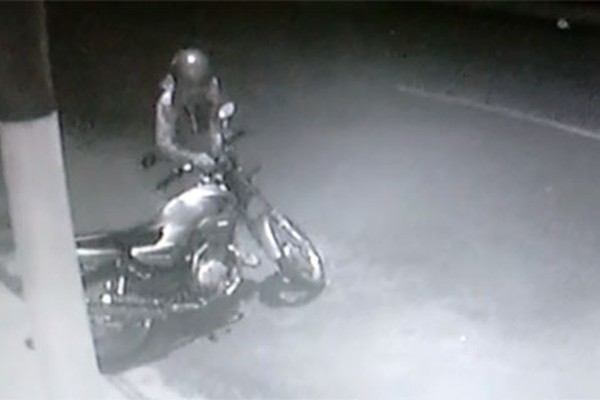 Câmeras de segurança mostram ladrão furtando motocicleta em área nobre de Patos de Minas