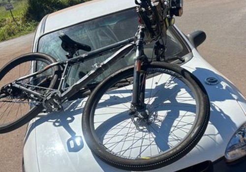 Bicicleta para em cima de carro e ciclista fica ferido em acidente na avenida Tomaz de Aquino