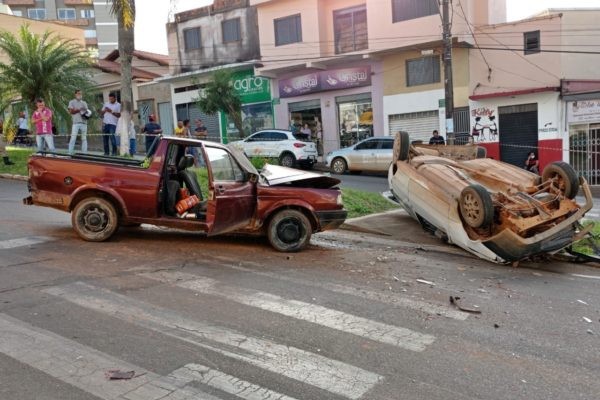 Veículo capota em grave acidente envolvendo 5 veículos em São Gotardo