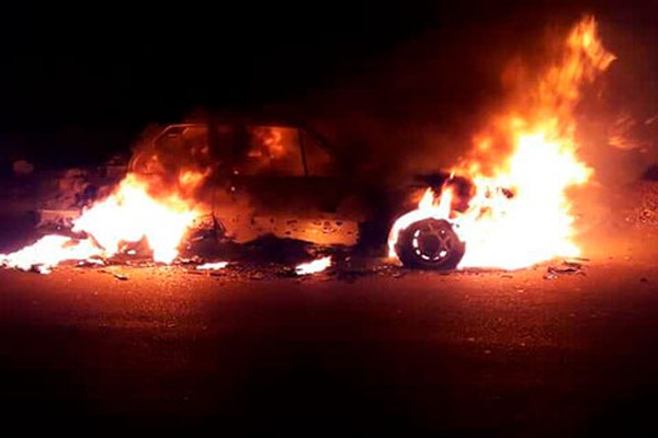 Veículo pega fogo em rua de Rio Paranaíba e Polícia Militar procura por proprietário