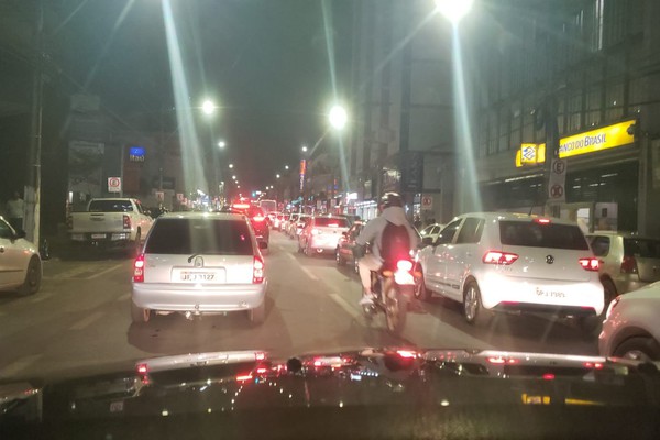 Fechamento de ruas no centro da cidade deixa o trânsito confuso e irrita motoristas