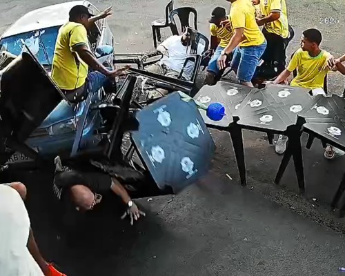 Vídeo mostra torcedores da seleção sendo atropelados por carro conduzido por adolescente em Patrocínio; veja