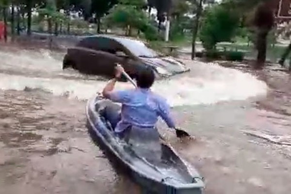 Após temporal, morador se diverte com caiaque em rua alagada de Patos de Minas; vídeo