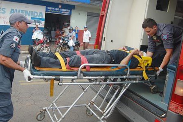 Motociclista e ciclista acabam feridos em mais um acidente na Joaquim das Chagas