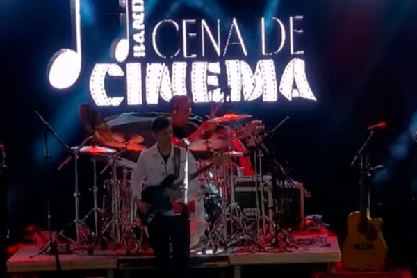 Cena de Cinema inicia show com o sucesso "Time" de Pink Floyd; veja ao vivo