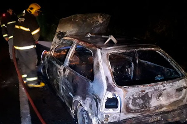 Carro fica destruído ao pegar fogo na MG230, em Patrocínio; dono não foi localizado