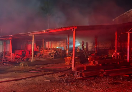 Incêndio atinge madeireira e provoca queda de estrutura de telhado em Patos de Minas