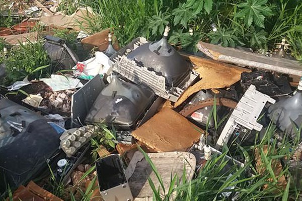 Lixo de todos os tipos e até restos de animais estão sendo jogados no bairro Laranjeiras
