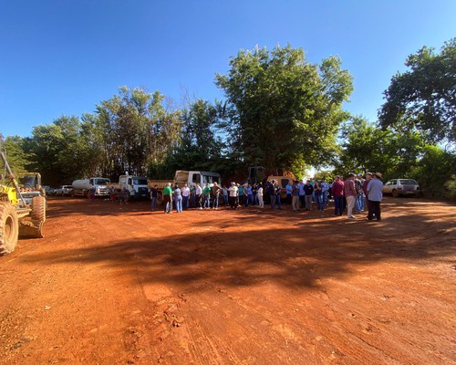 Prefeitura inicia asfaltamento de mais uma estrada rural; moradores e produtores comemoram